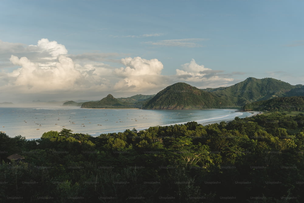 una vista panoramica di una spiaggia con una montagna sullo sfondo