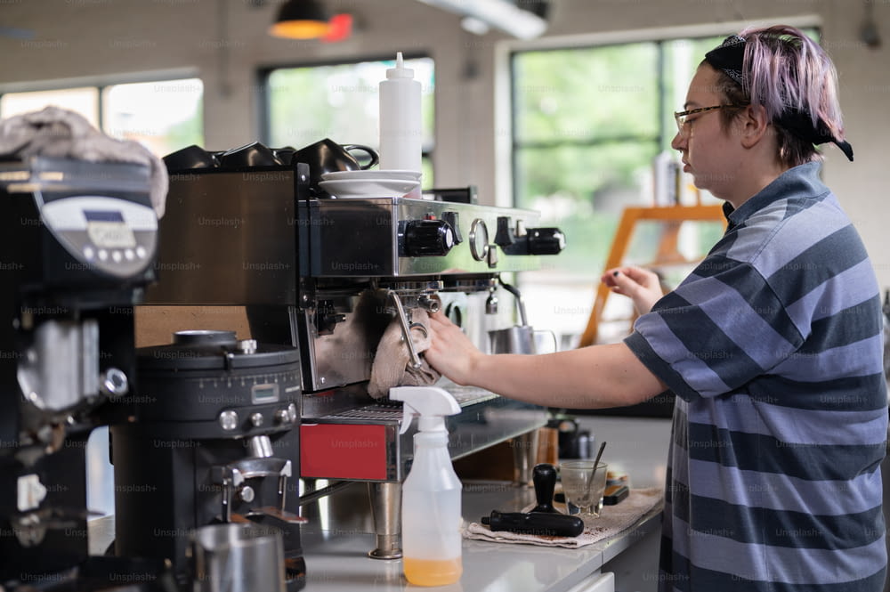 Une femme travaille sur une machine à café