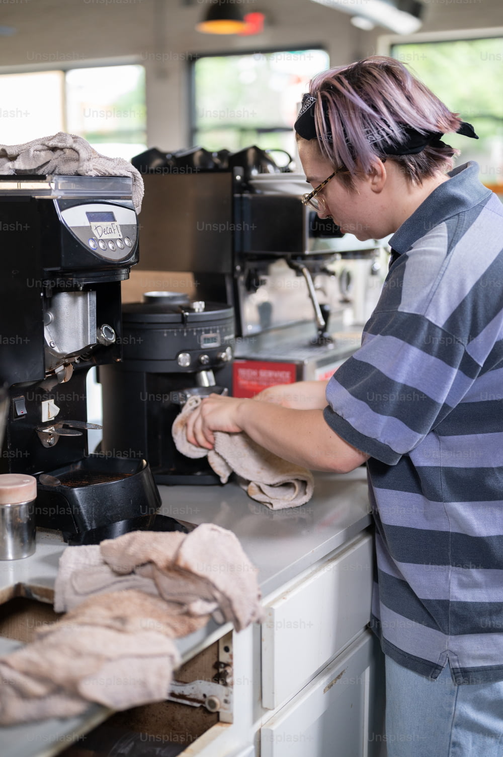 Une femme travaillant à une machine à café dans un café