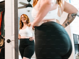 uma mulher em pé em frente a um espelho