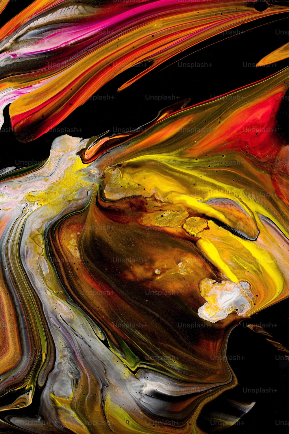 une peinture abstraite de lignes multicolores sur fond noir