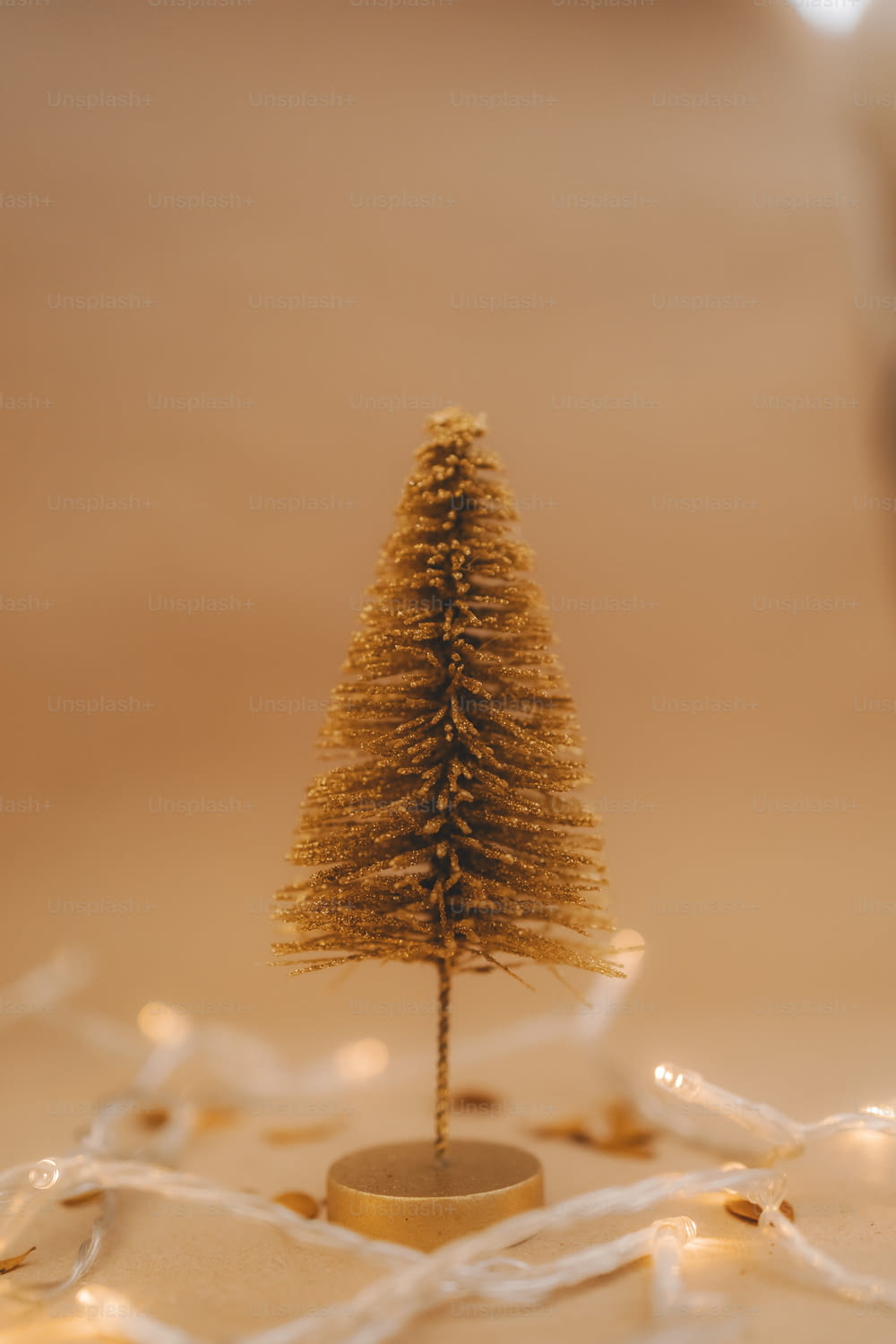 Un petit sapin de Noël en or posé sur une table