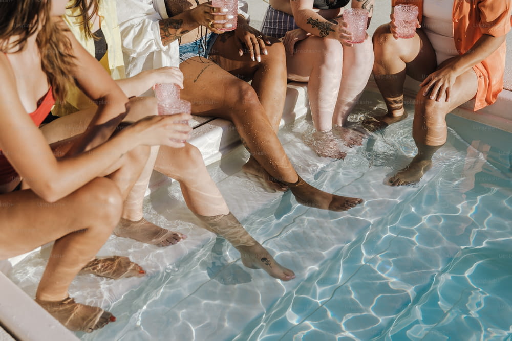 um grupo de pessoas sentadas em uma piscina