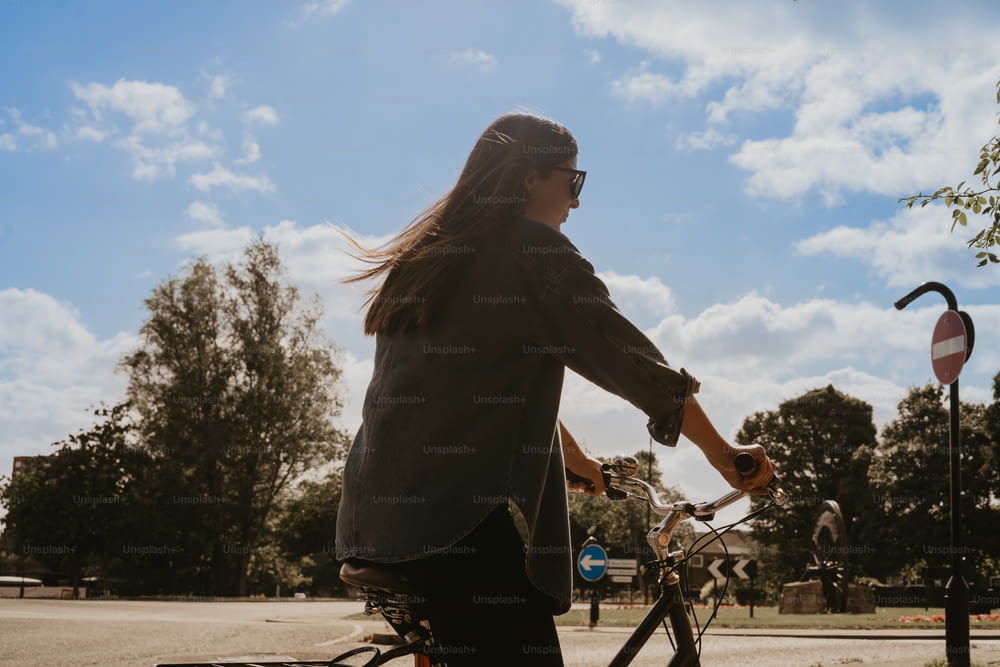 Una mujer andando en bicicleta por una calle