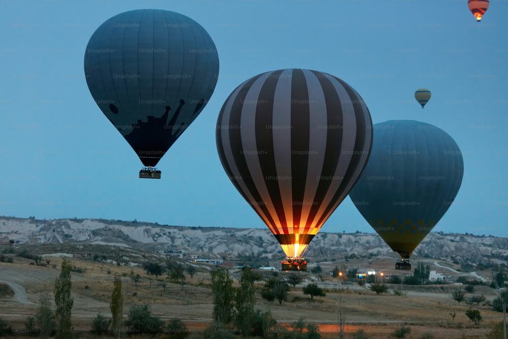 Voyager. Montgolfières volant au-dessus de la vallée tôt le matin. Vol en montgolfière en Cappadoce en Turquie. Haute résolution