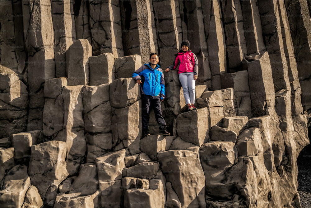 El viajero viaja a una formación rocosa volcánica única en la playa de arena negra de Islandia ubicada cerca del pueblo de Vik i myrdalin en el sur de Islandia. Las rocas columnares hexagonales atraen a los turistas que visitan Islandia.