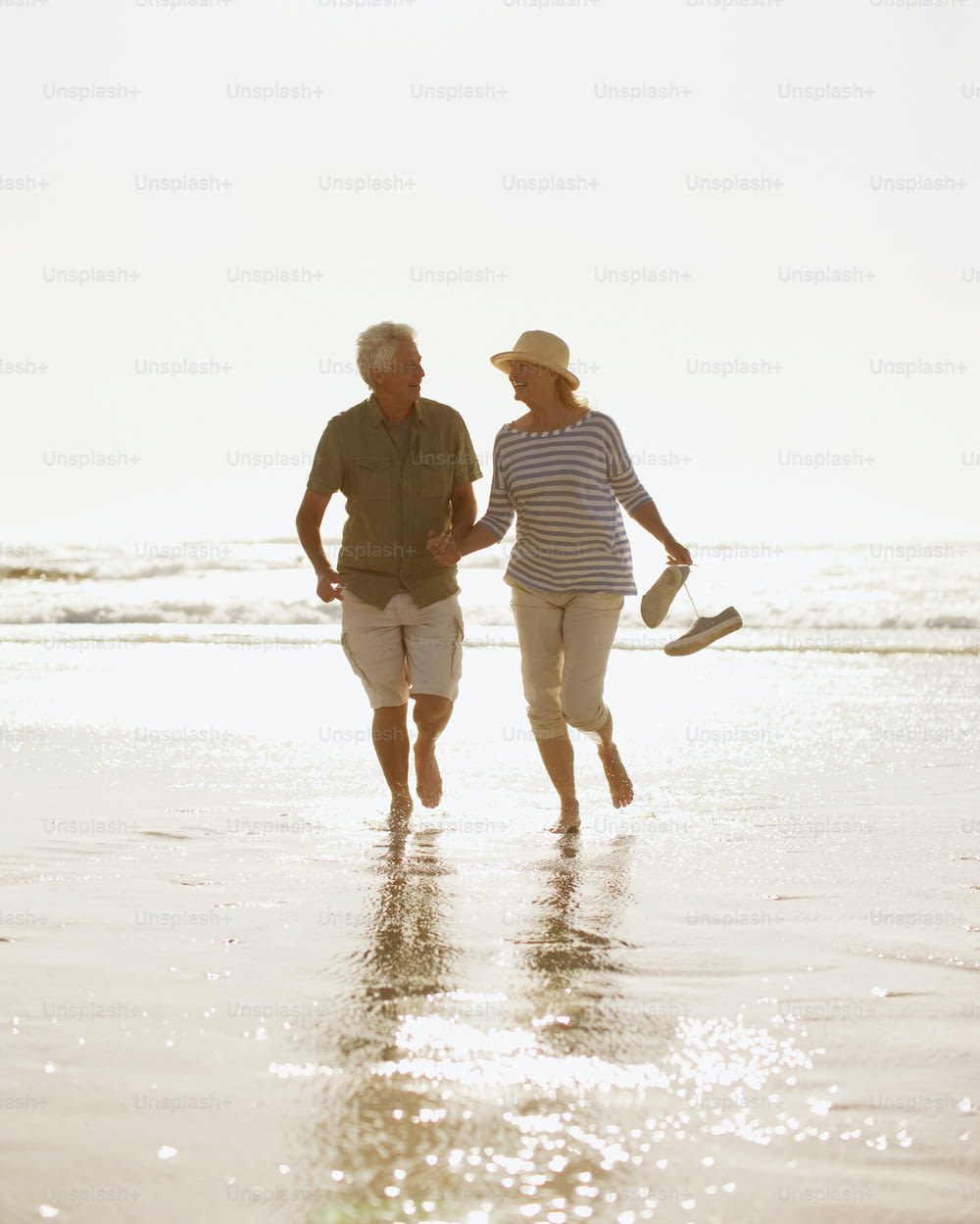 Un couple de personnes qui marchent dans le sable