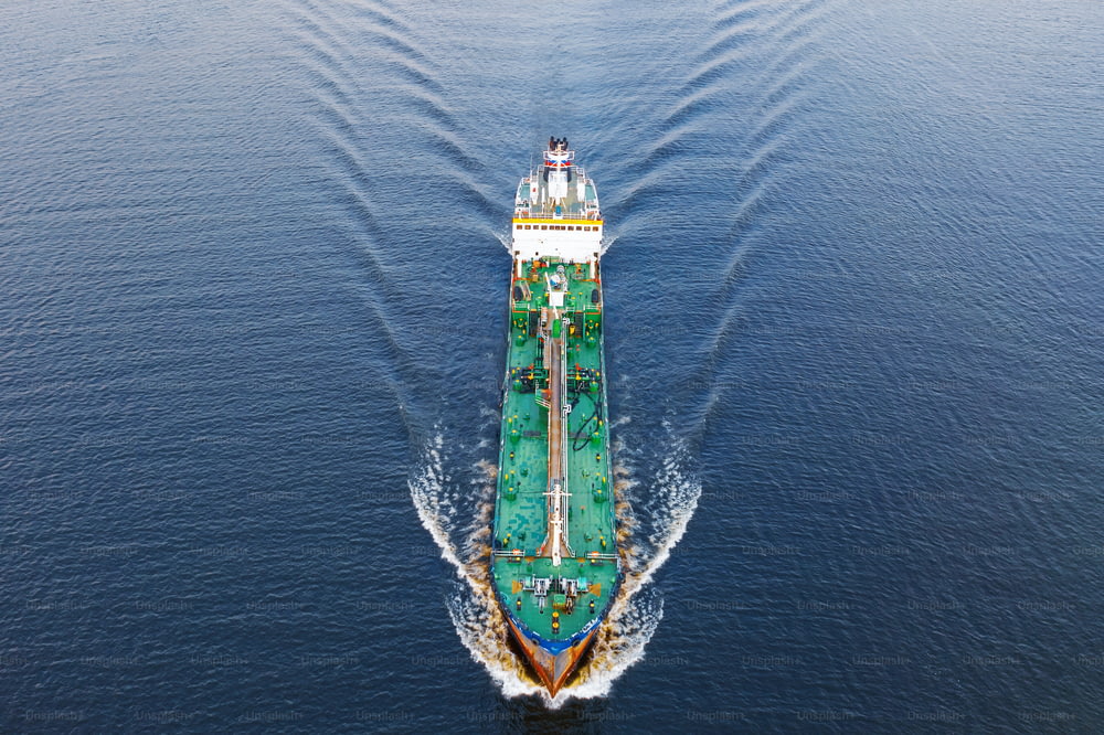 Un pétrolier transportant des produits pétroliers flotte sur l’eau dans le golfe de la mer du Nord, vue aérienne