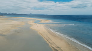 열대 해변 여름 여행지는 모래 해변과 푸른 하늘을 배경으로 투명한 바다 바다가 있는 아름다운 자연 풍경입니다. 카리브해 명승지