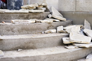 Installazione di una superficie decorativa in pietra naturale su scale e pareti