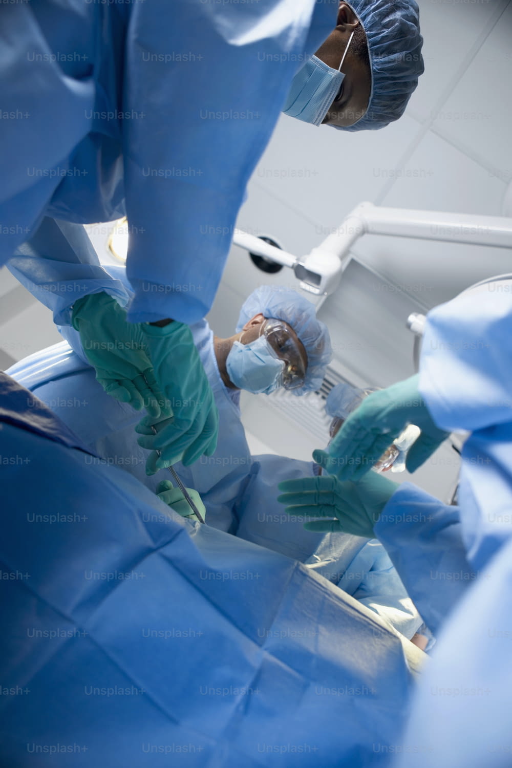 un gruppo di chirurghi che eseguono interventi chirurgici su un paziente