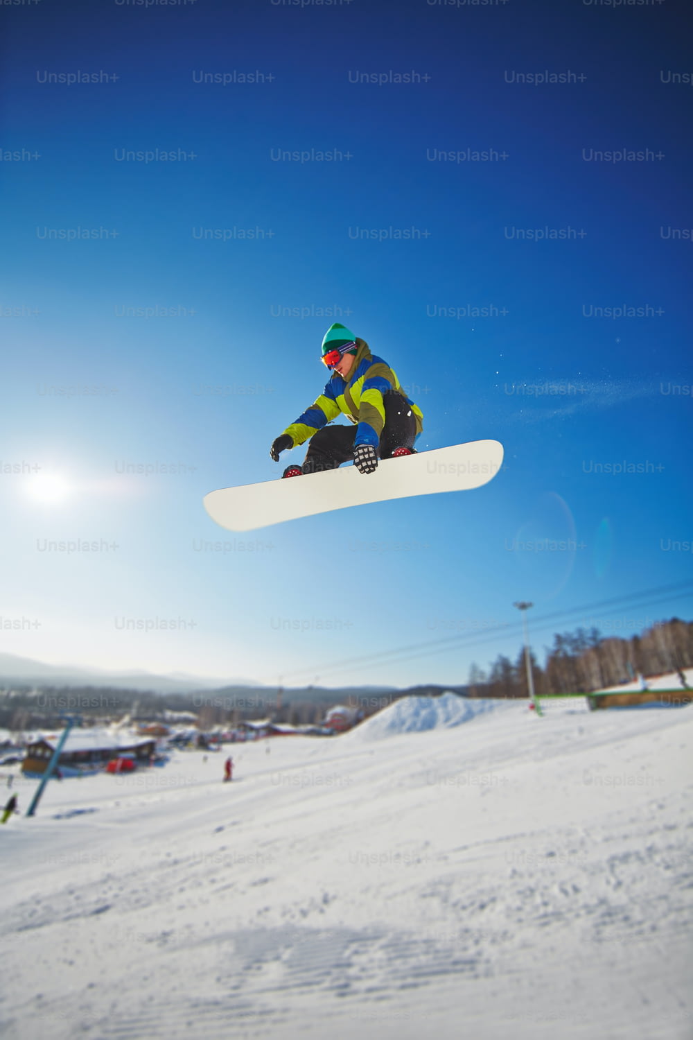 Competidor de snowboard freeriding contra o céu azul