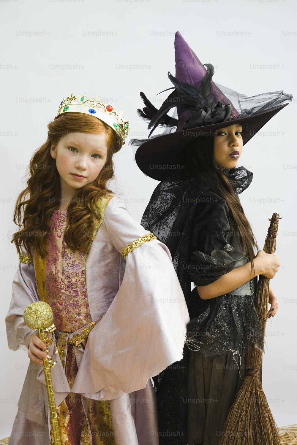 Deux petites filles déguisées en sorcières pour Halloween