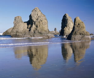 Una playa con algunas rocas en el agua