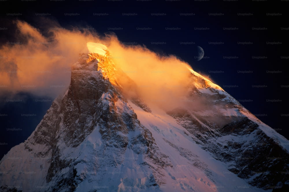 발티스탄은 이 지역에 많은 큰 산이 있기 때문에 '리틀 티베트' 로 알려져 있습니다. 마셔브룸의 높이는 7821m이다[1997].