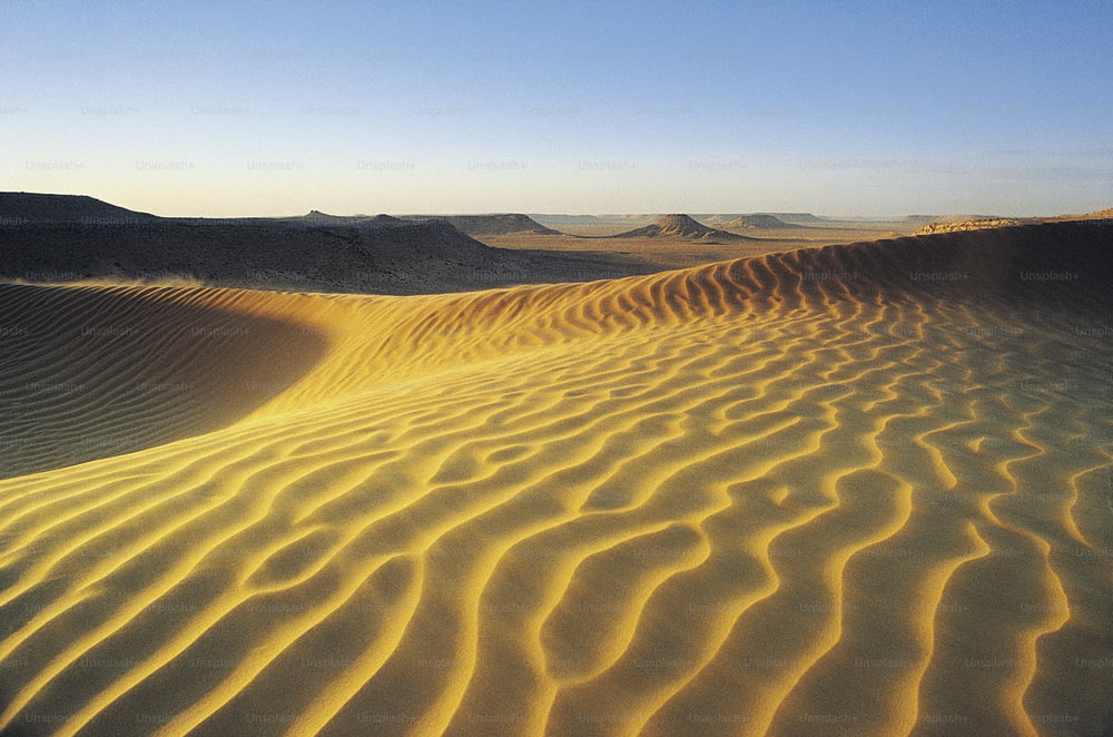 사막 한가운데에 있는 커다란 모래 언덕