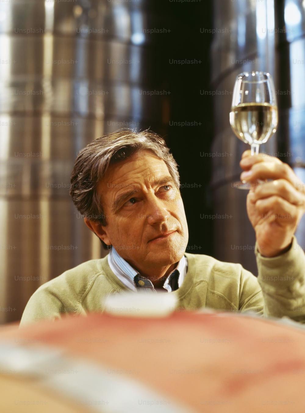 Ein Mann, der ein Glas Wein in der Hand hält