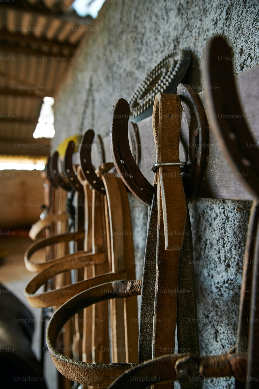 Una hilera de tachuelas de caballos colgadas en una pared