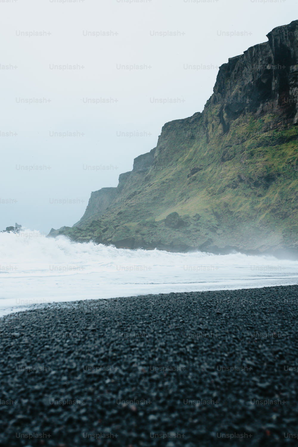 uma pessoa em pé em uma praia perto do oceano