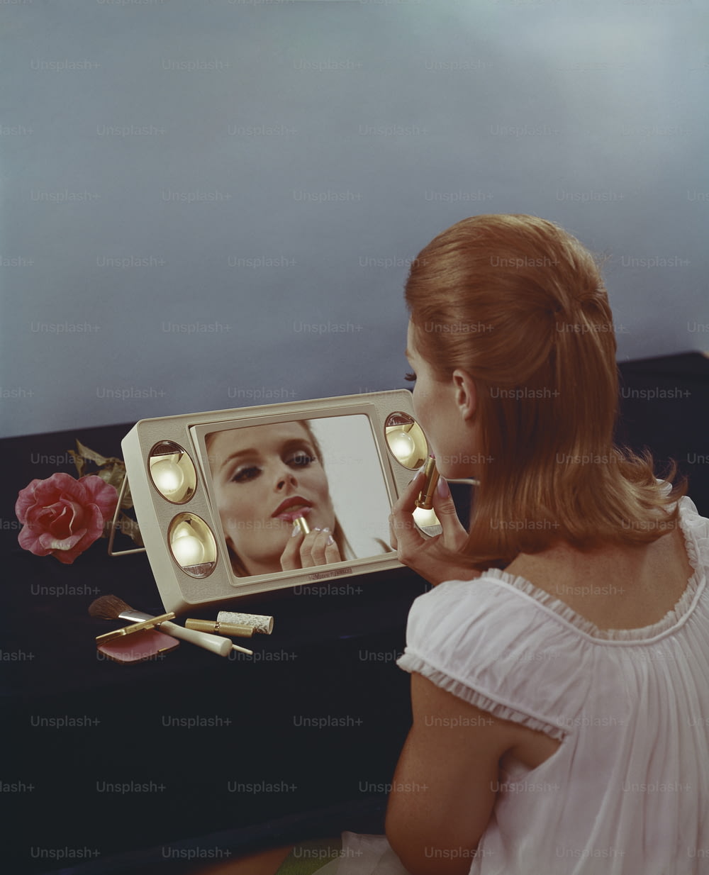 鏡に映った自分の姿を見ている女性