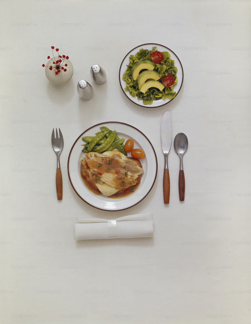 음식과 식기가 담긴 접시를 얹은 하얀 테이블