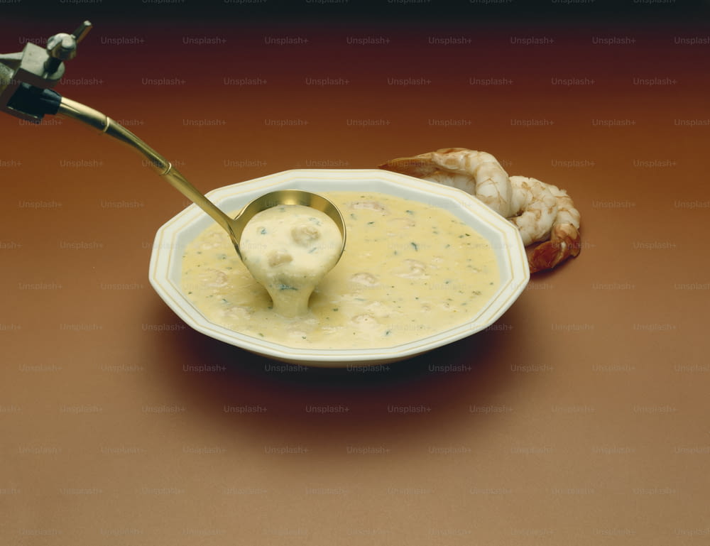 un bol de soupe avec une cuillère dedans
