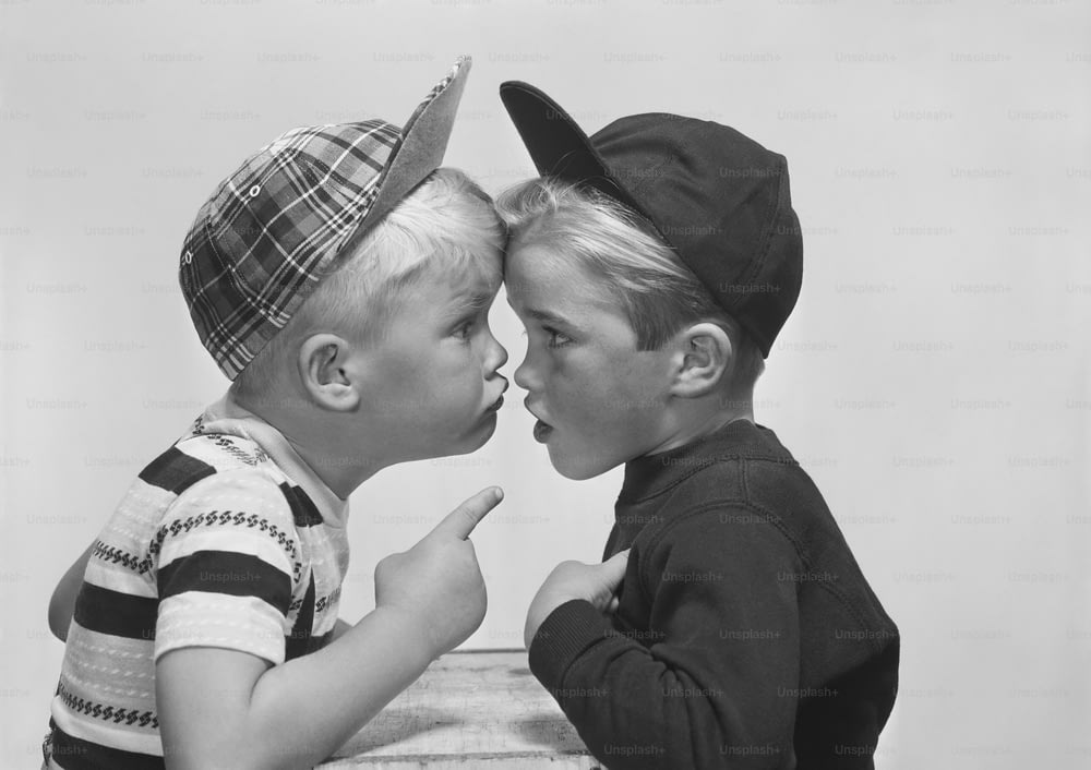 二人の少年がキスをしている