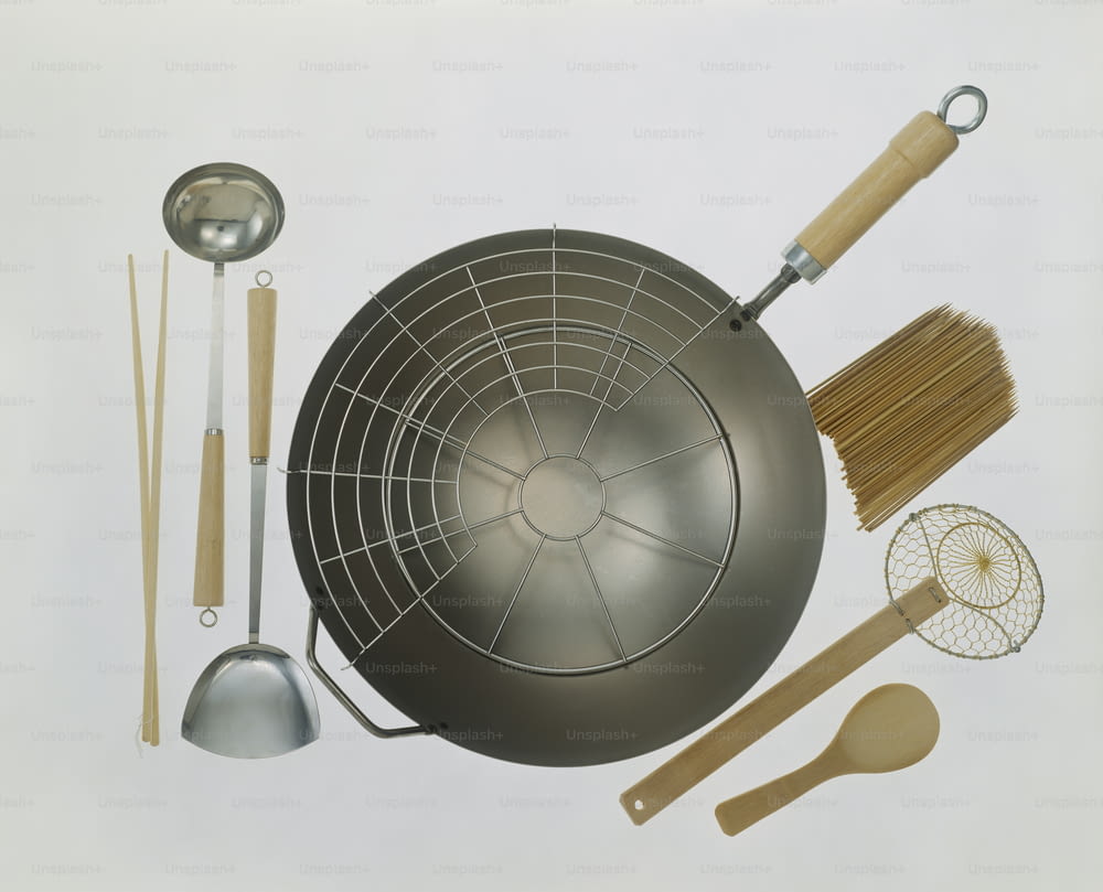 さまざまな台所用品と調理器具
