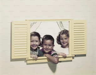 Un paio di bambini che guardano fuori da una finestra