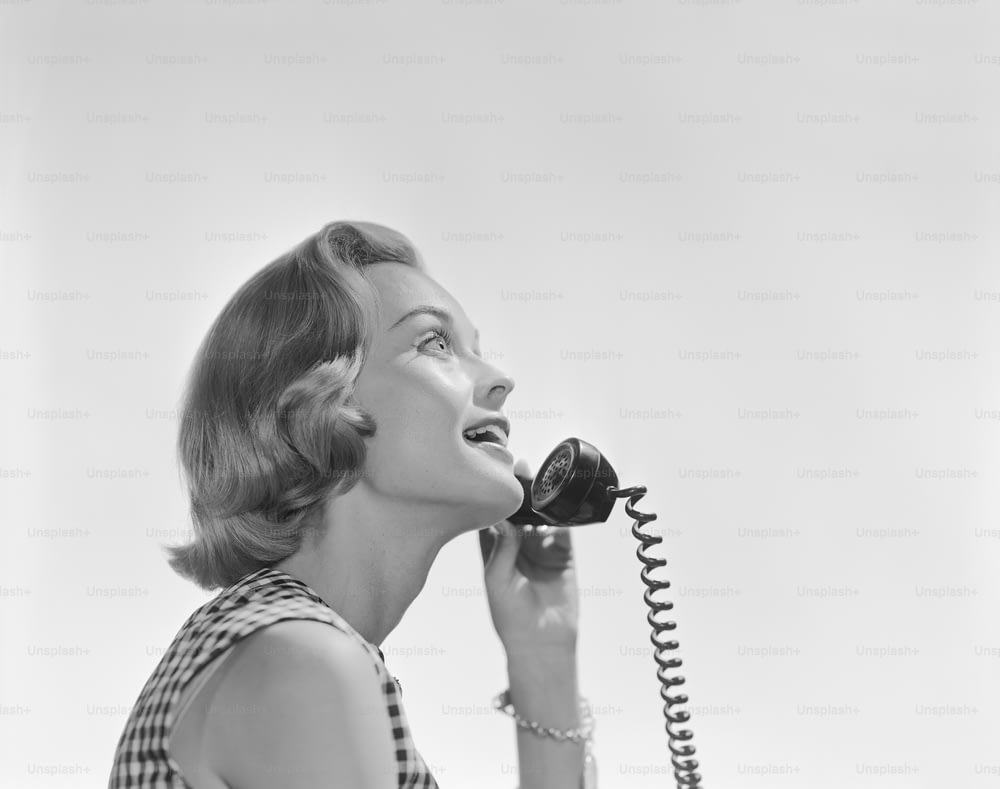 Una mujer hablando por teléfono mientras usa un vestido