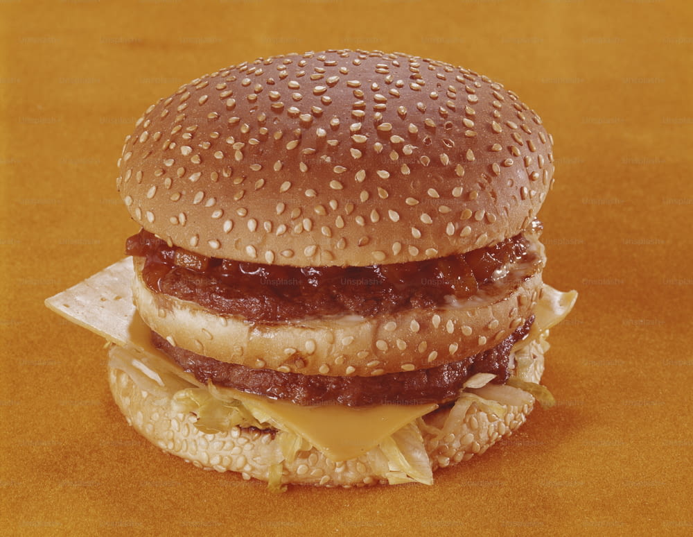 un cheeseburger avec bacon et laitue sur un petit pain