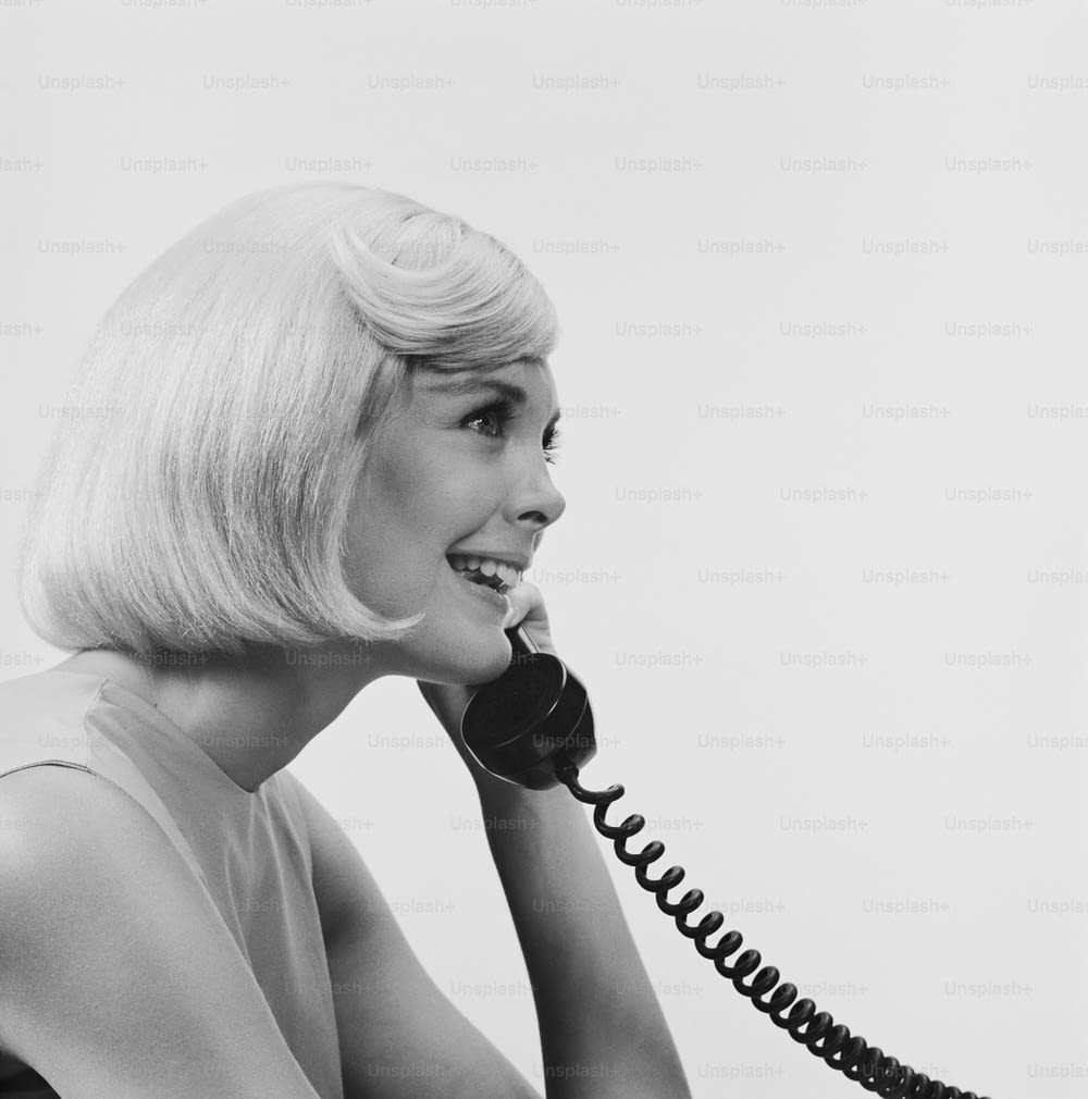 Una foto en blanco y negro de una mujer hablando por teléfono