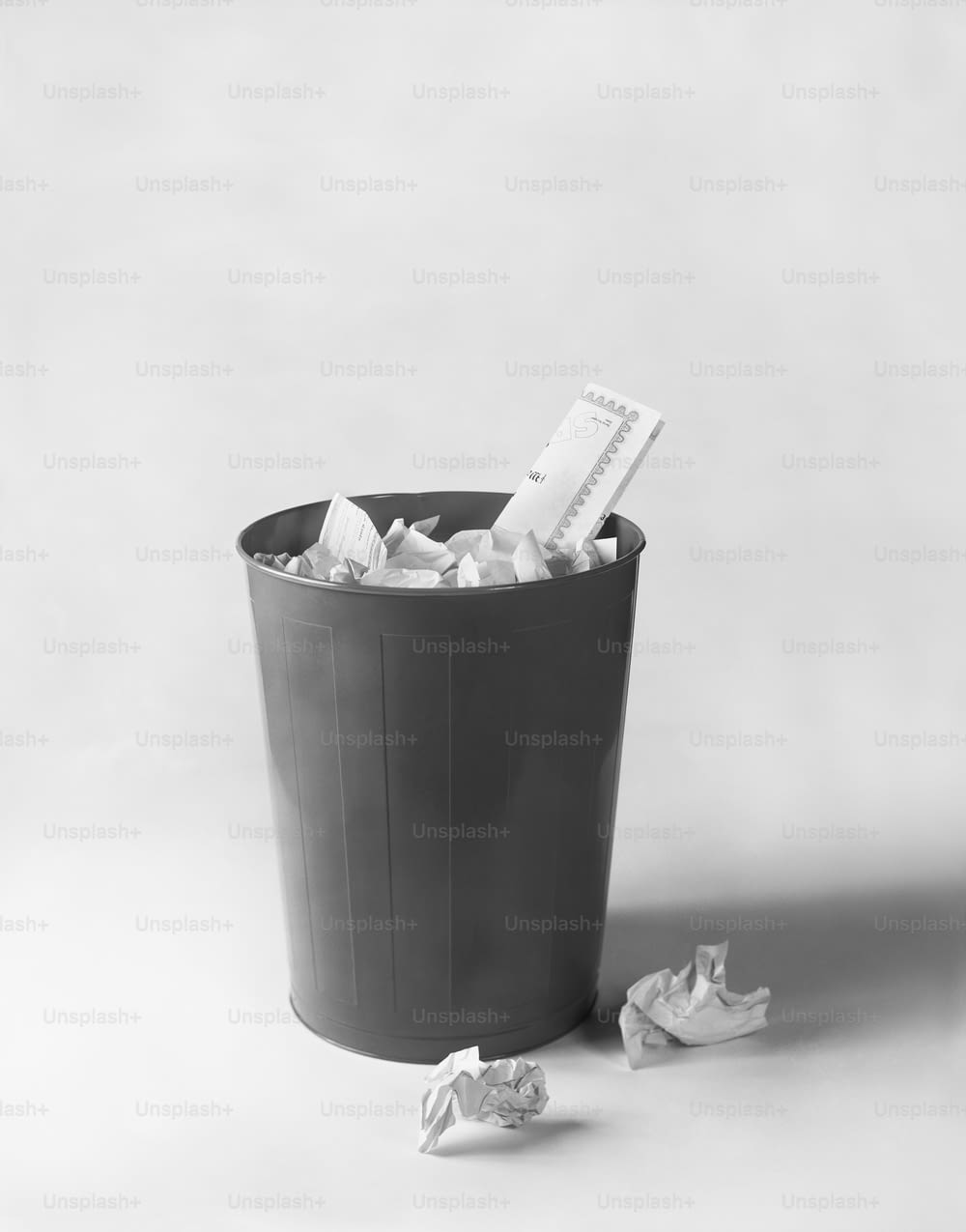 ein Schwarz-Weiß-Foto eines Mülleimers