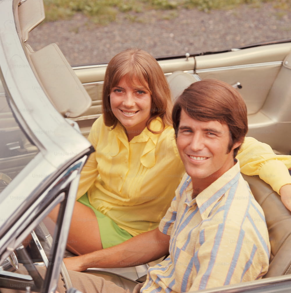 VEREINIGTE STAATEN - CIRCA 1960er Jahre: Junges Paar im Cabrio, Porträt.