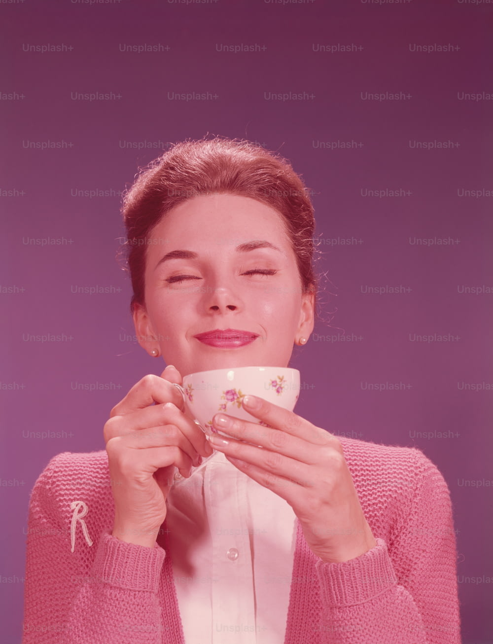 ESTADOS UNIDOS - POR VOLTA DE 1960: Mulher bebendo bebida quente.