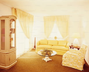 VEREINIGTE STAATEN - CIRCA 1970er Jahre: Wohnzimmer Interieur, mit goldenem Teppich und gelber Couch.