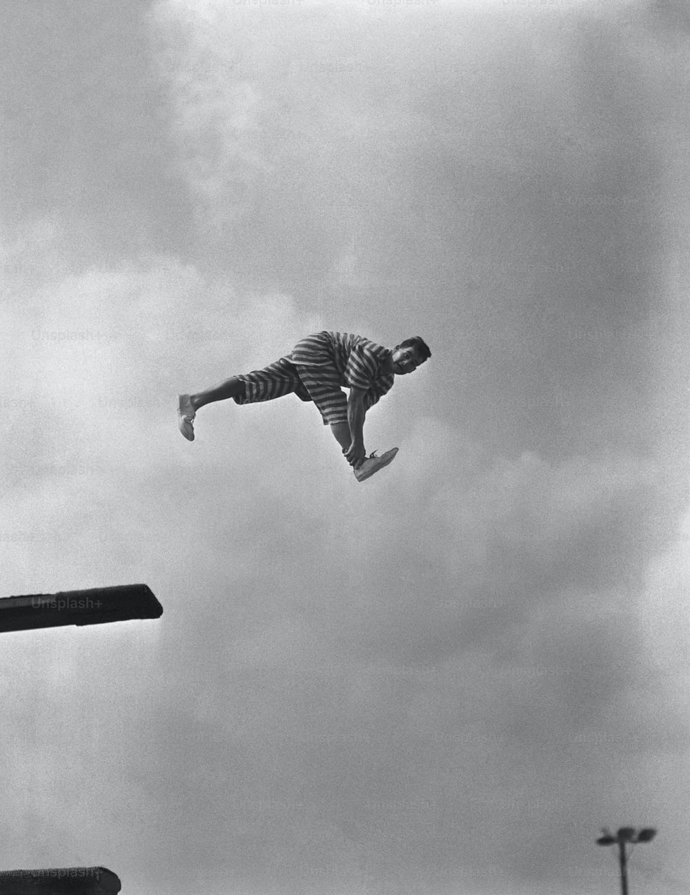ESTADOS UNIDOS - CIRCA 1960s: Payaso en trampolín.
