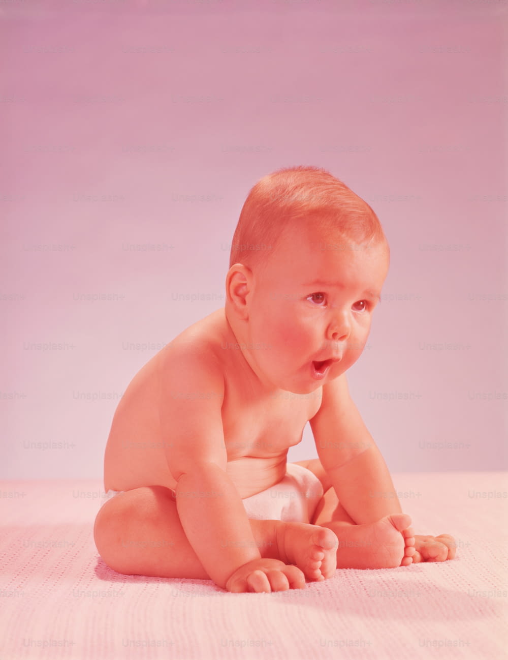 ESTADOS UNIDOS - POR VOLTA DE 1950: Bebê usando fralda, inclinado para a frente.