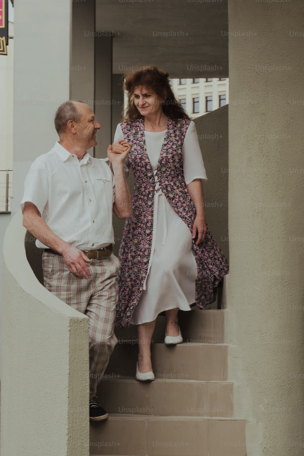 Un hombre y una mujer bajando un tramo de escaleras