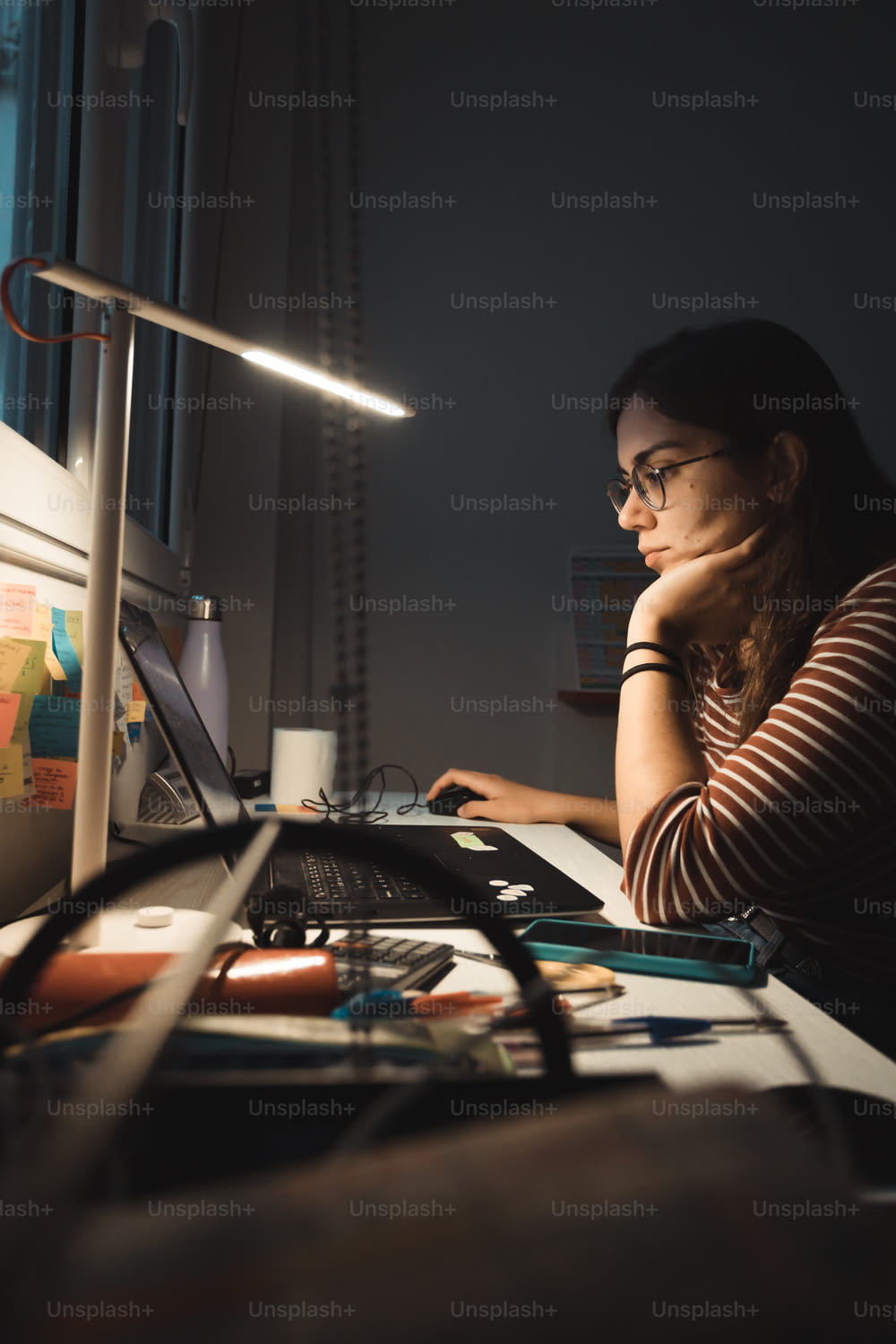 Eine Frau, die vor einem Laptop sitzt