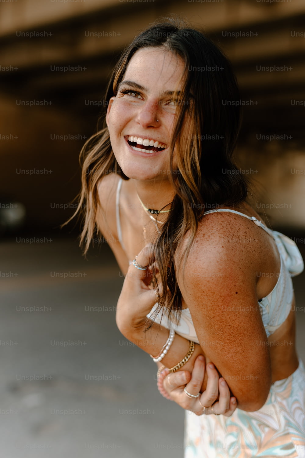 Eine Frau in einem weißen Kleid lächelt