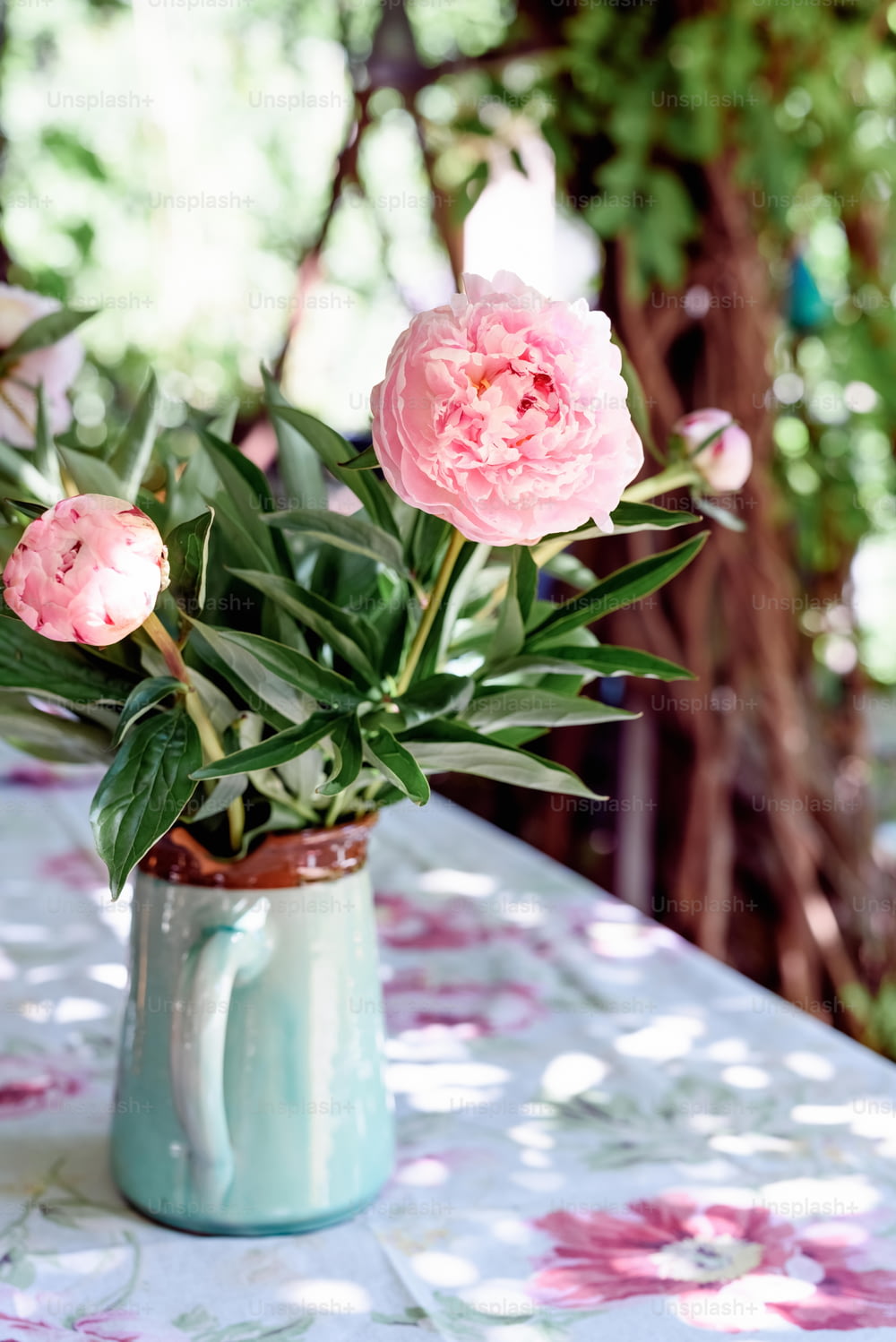 テーブルの上にピンクの花でいっぱいの花瓶