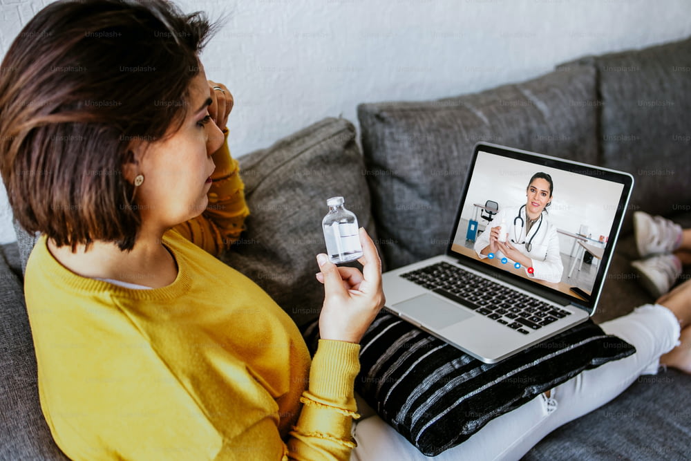 La paziente latina si siede sul divano a casa fa una videochiamata con il medico online in America Latina
