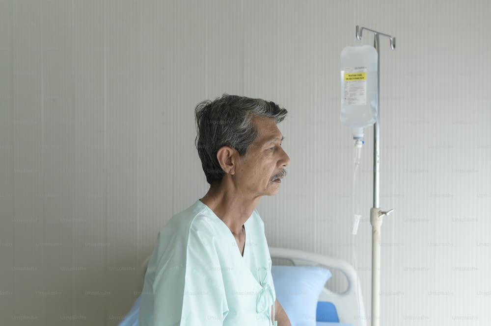Portrait d’un patient âgé allongé sur son lit à l’hôpital, dans les soins de santé et le concept médical