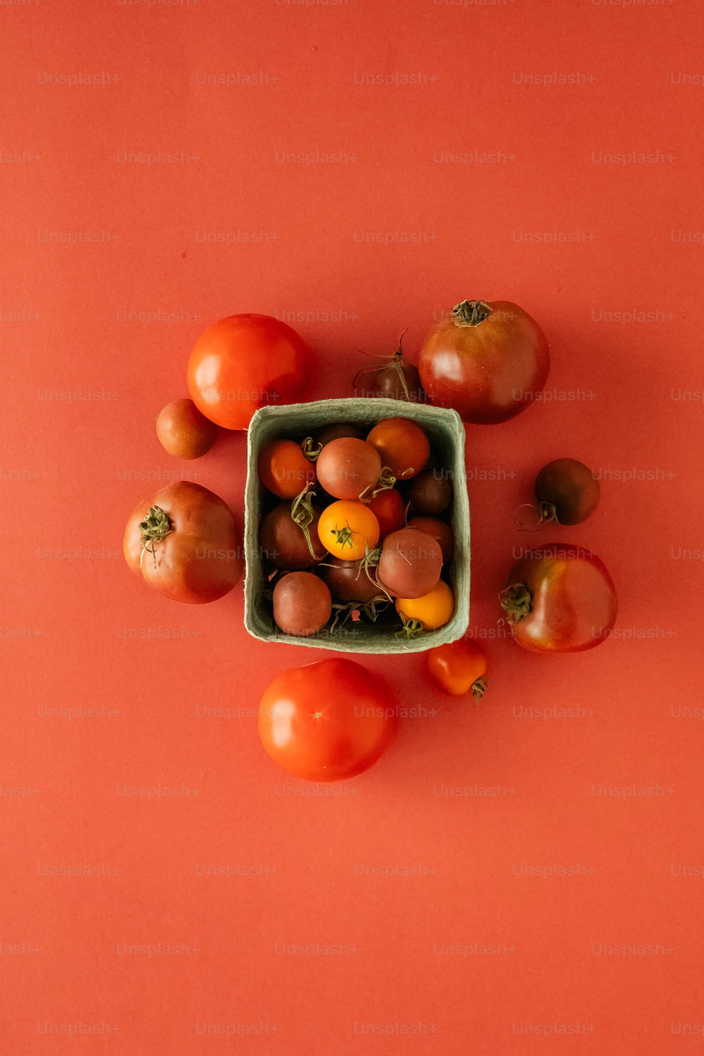 eine Schüssel Tomaten auf einer roten Oberfläche