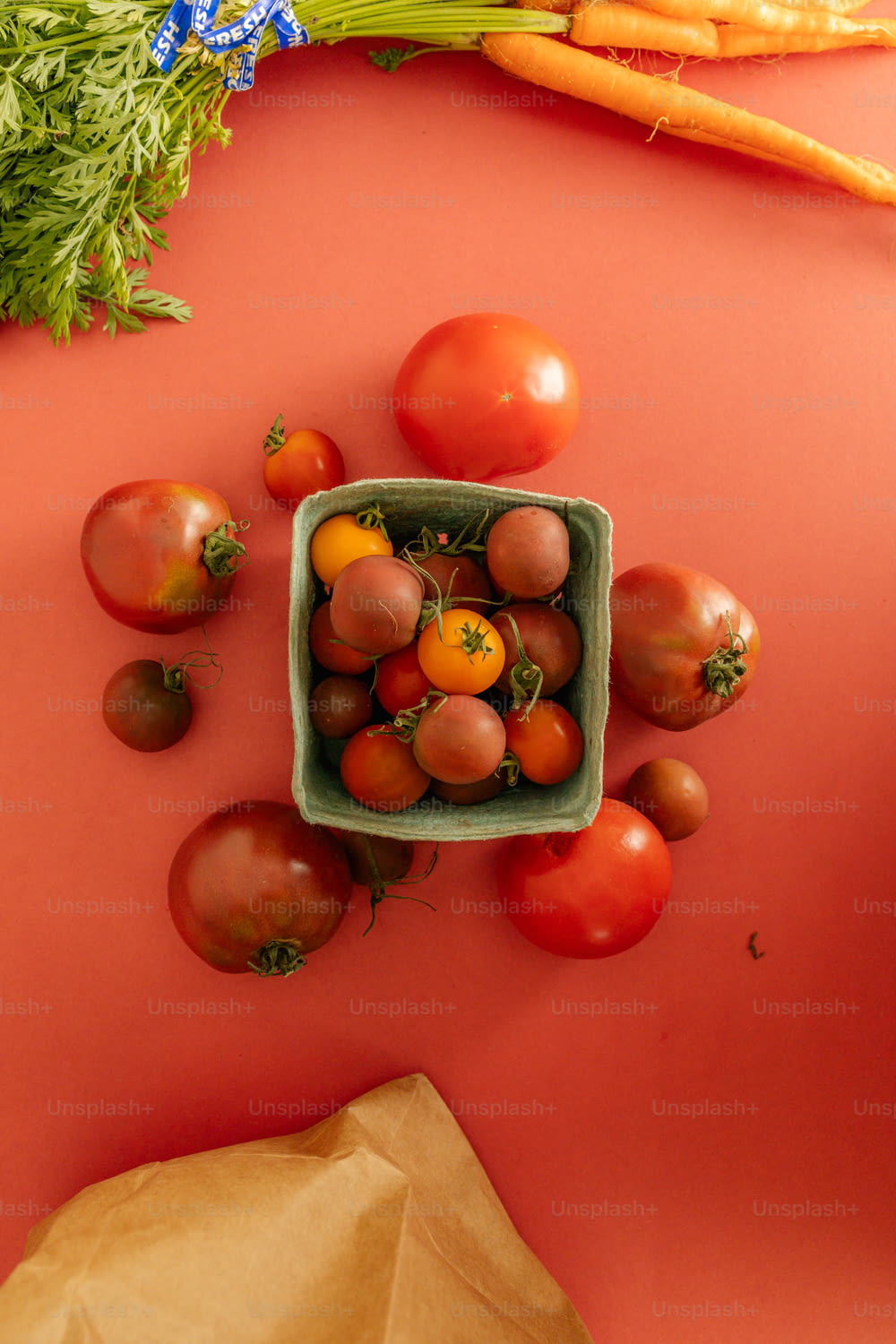 테이블 위에 토마토와 당근 한 그릇
