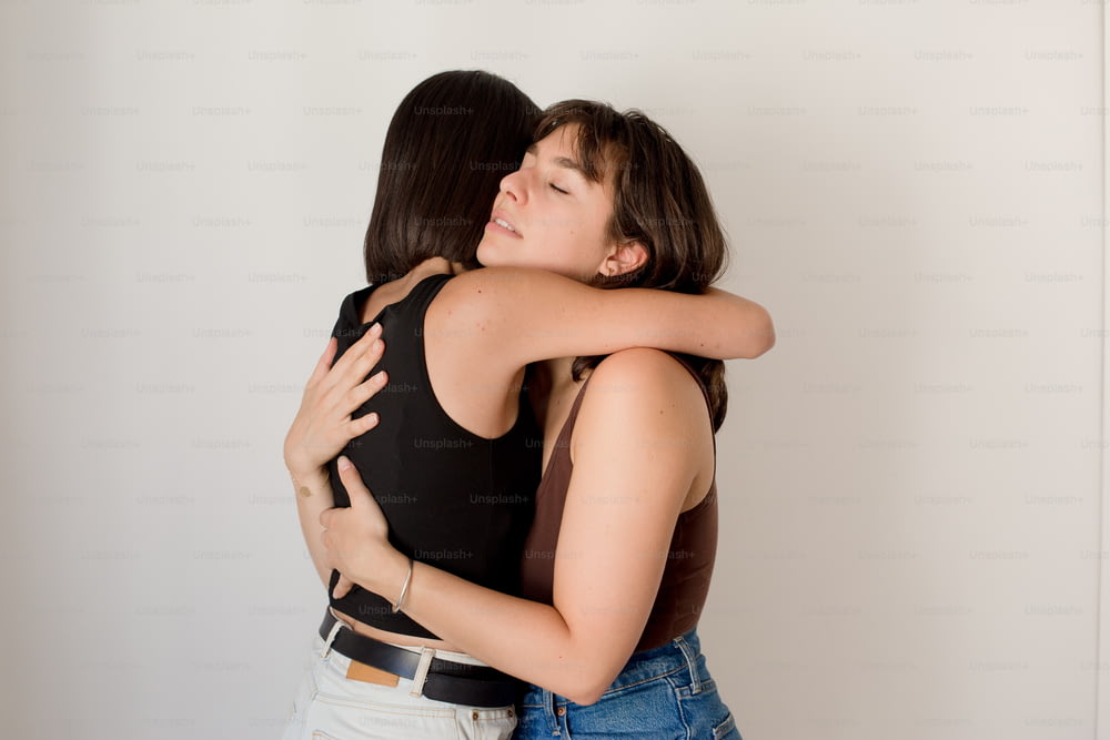 Due donne che si abbracciano in una stanza