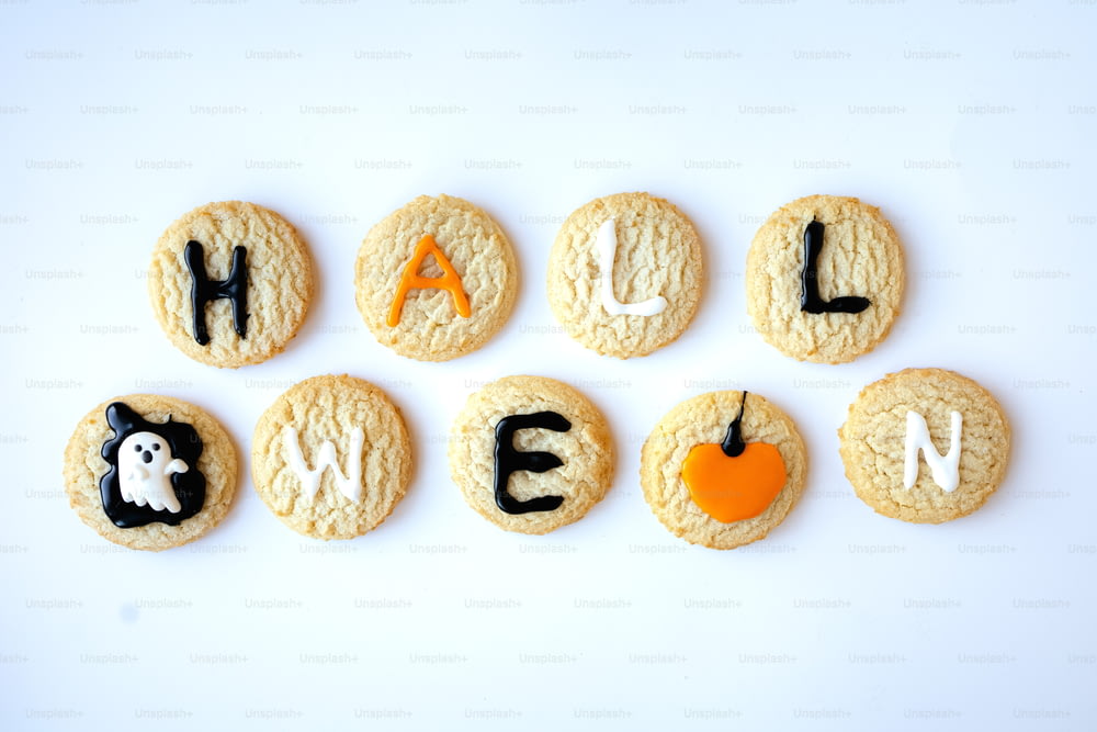 Una galleta con las palabras Halloween escritas en ella