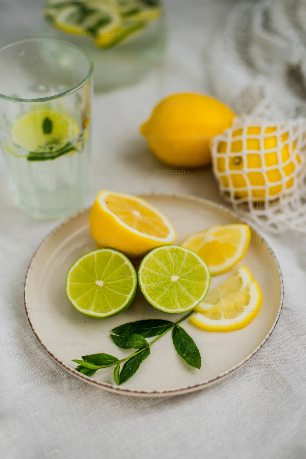 un piatto di limoni e lime su un tavolo
