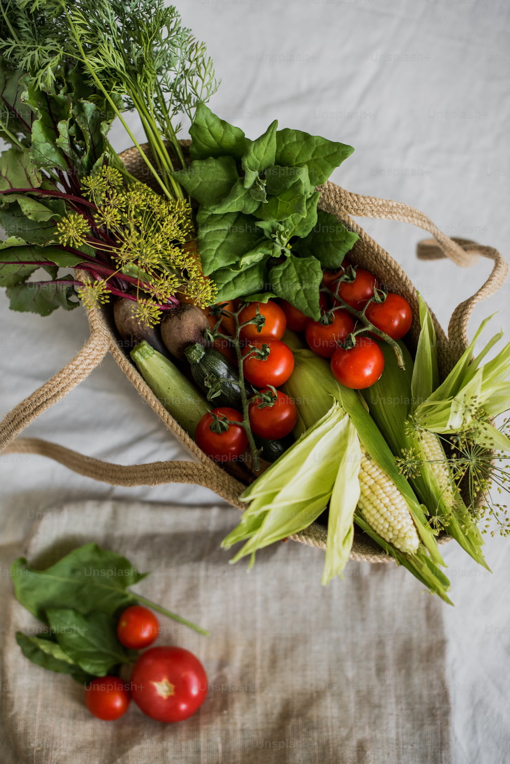 un sac rempli de nombreux types de légumes